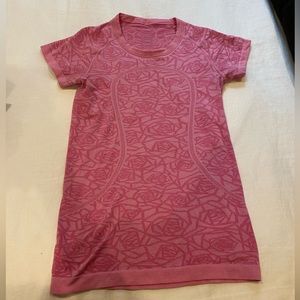 Lululemon pink rose patterned short sleeve